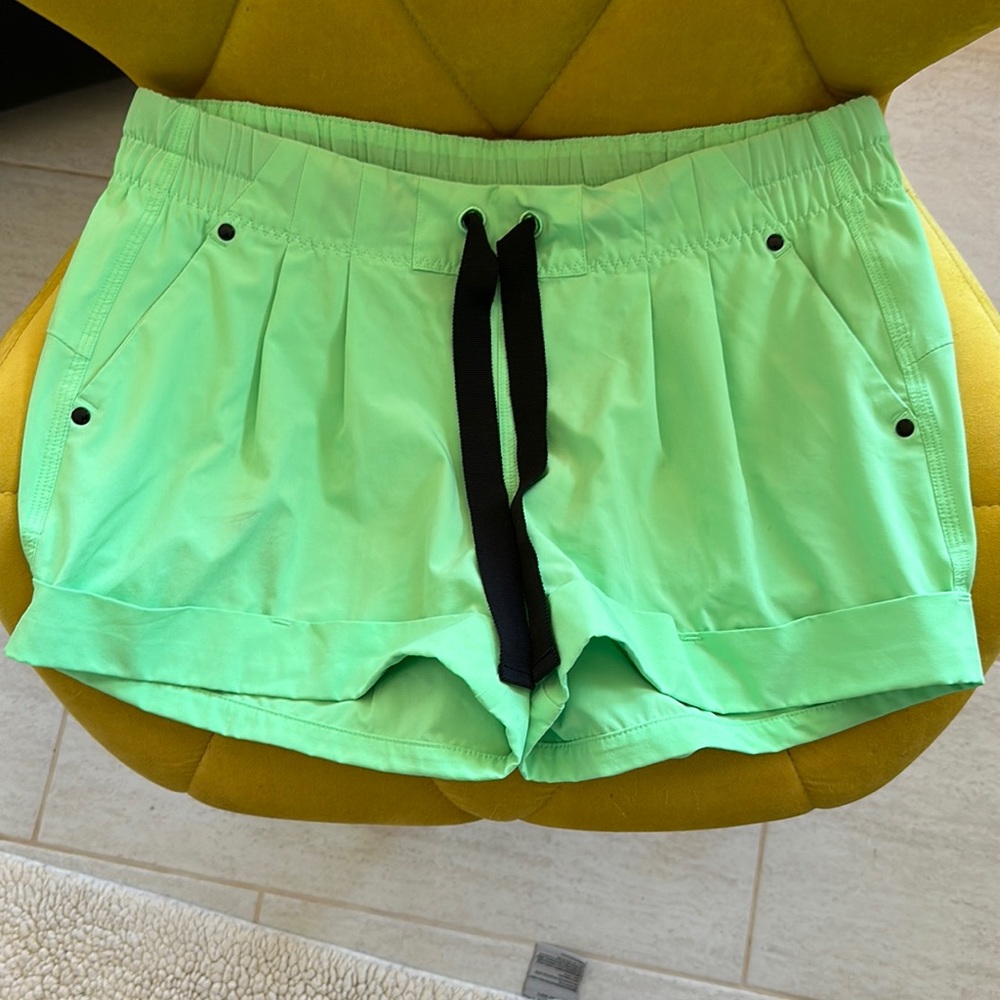 Lululemon spring break away shorts size 4